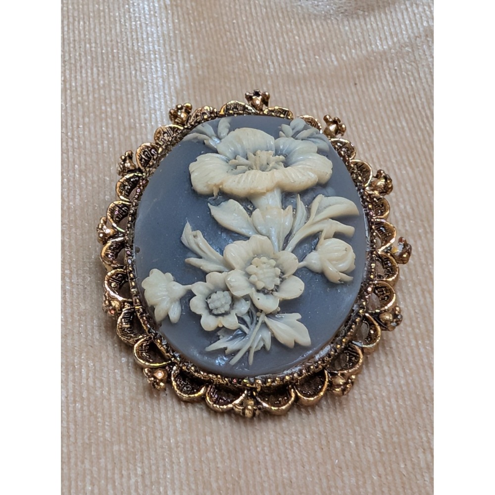 Gerrys Vintage Blue Floral Cameo Brooch Pendant Gold Tone Scalloped Oval Pin‎